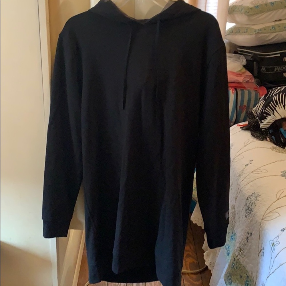 Sporty dress with long sleeves and hood